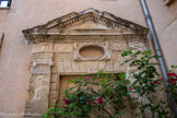 <center>Rue de l’Embergue </center>Hôtel Séguret. Il y a une porte sur le mur nord du porche, bouchée, ainsi que deux portes percées sur ce même mur. L’encadrement de la porte monumentale aujourd’hui bouchée est toujours en place, en partie érodée comme le portail d’entrée. L’encadrement à bossage est rehaussé de deux pilastres lisses surmontés de chapiteaux ioniques. L’entablement supporte une architrave marquée de plusieurs moulures lisses une frise ornée de motifs végétaux. Au centre de l’entablement, un jour ovale, aux contours sculptés, fait office d’imposte. La corniche qui porte le fronton triangulaire et l’encadrement de celui-ci sont ornés de denticules. La clé saillante de plate-bande, très érodée était peut-être ornée là aussi des armoiries de la famille.