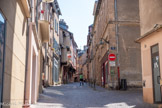 <center>La porte des Embergues</center>L’Embergue, c’est l’Auvergne, ou plutôt la déformation de « l’Avergua » ou « Avergna ». Du nom de la porte fortifiée s’ouvrant vers le Massif Central, le quartier prit le nom de l’Embergue, ou plutôt des Embergues, car il y avait la rue de l’Embergue à gauche, et à droite, l’actuelle rue de Bonald. Tournée vers l’Auvergne donc, cette porte fortifiée était l’entrée principale de la ville. Au-delà de la porte, aujourd’hui disparue, s’étirait le Faubourg et déjà, ce n’était plus la ville.
Au Moyen Âge, l’entrée principale de la ville se situait en haut de la rue Saint-Cyrice. La porte de l’Embergue ouvrait sur la route vers le Massif Central À la fin du XVIIe siècle, la ruine guettait la porte, et le passage des hommes et des bêtes par cette entrée n’était plus possible. Malgré l’attachement des consuls à ce portail de pierres, en 1713, la « plateforme du fond de l’Embergue » fut terrassée et plantée d’ormeaux, la porte a donc disparu.