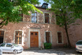 <center>Rodez</center>L'Hôtel de Lauro date du XVIe siècle. Ancienne résidence d'un chanoine. Par la suite, elle fut transformée à plusieurs reprises en école et en presbytère. Elle abrite aujourd'hui la maison des Compagnons du Devoir.