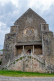 <center>Najac</center>L’église Saint Jean l'Evangéliste. L’église Saint-Jean-l’Evangéliste de Najac fut bâtie entre le bourg castral dominé par la forteresse et le quartier de la Pause où logeaient les pèlerins. À cet emplacement, se succédèrent deux édifices de culte antérieurs, l’un d’origine wisigothique, et le second d’époque romane, dédié à saint Martin. Au lendemain de la reconquête de la région par les troupes catholiques, l’autorité royale décida d’y construire une nouvelle église réaffirmant le culte catholique sur la doctrine cathare. Les dissidents najacois durent financer l’édification de ce nouveau lieu de culte voire travailler eux-mêmes sur le chantier pour se racheter une conduite vis-à-vis de l’Eglise de Rome. En effet, nombre d’entre eux ne reconnurent pas l’autorité francilienne et furent condamnés par les Inquisiteurs à faire pénitence et à payer de fortes amendes. L’un des consuls de la cité, Huc Paraire, fut même brûlé vif en place publique pour hérésie.