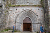 <center>Najac</center>L’église Saint Jean l'Evangéliste. Sur la façade nord se trouve un portail surmonté d’un christ en croix d’une grande antiquité. Datant du XIe siècle, ce christ provient vraisemblablement de l’ancienne église Saint-Martin.