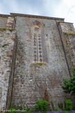 <center>Najac</center>L’église Saint Jean l'Evangéliste. Les vitraux sont formés de dalles percées.