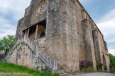 <center>Najac</center>L’église Saint Jean l'Evangéliste. Dirigés par les Dominicains, les travaux furent réalisés par l’architecte bourguignon Bérenger Jornet, entre 1258 et 1280, et se prolongèrent au début du XIVe siècle par la construction du clocher et la pose des vitraux dont les plus anciens sont ceux de la rose occidentale.

Consacrée en 1363, l’église était flanquée d’une porte faisant initialement partie de l’enceinte urbaine et était accessible par un portail au nord, surmonté d’un Christ en Croix d’époque romane, primitivement couvert d’un ouvrage charpenté formant préau.