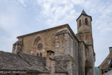 <center>Najac</center>L’église Saint Jean l'Evangéliste. L’édifice est éclairé à l’ouest par une grande rose polylobée. Celle-ci est décorée de vitraux rehaussés de grisaille datant du XVIe siècle.