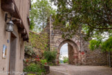 <center>Najac</center>Porte de la Pique. Najac est protégé dès le XIIIe siècle par plusieurs portes, pourra plupart détruites au XVIIe siècle.
Sur la porte de la Pique, on peut encore voir le mâchicoulis ainsi que les trous latéraux dans lesquels prenait place une poutre, renforçant la sécurité de la porte.