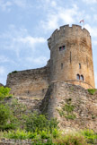 <center>Najac</center>Le château. Le château et son enceinte sont en ruine depuis la Révolution. Son rôle militaire prit fin au 15e siècle et, en 1614, était déjà signalée la ruine de l'édifice. Le château primitif fut probablement construit vers 1100 sur un escarpement. En 1226, Guilhem Bernard de Najac s'associe à la lutte de Raymond VII contre Saint-Louis. En 1237, suite au mariage de Jeanne, fille du comte de Toulouse, avec Alphonse de Poitiers, frère de Saint-Louis, Najac devint possession royale. Cette forteresse assurait la maîtrise des défilés de l'Aveyron, et la sécurité des communications avec les provinces nouvellement réunies. En 1249, suite à une révolte des habitants, Alphonse renforça les défenses d'après les méthodes militaires du domaine royal. Du 12e siècle subsiste la tour carrée ; tout le reste remonte au 13e siècle. Le donjon actuel est un modèle francilien transporté en Rouergue.