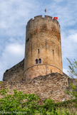 <center>Najac</center>Le château. Jean d'Arcis, sénéchal du Rouerguenote 8, entreprend la construction, en 1253, du château neuf sur l'éperon étroit et escarpé où se trouve l'unique tour qui va être remaniée et englobée dans un château fort gothique, du modèle dit Philippien. Les courtines sont élevées à 25 mètres de hauteur, inaccessibles aux échelles des assaillants. L’étroitesse de l’éperon, défendu par plusieurs lignes d’enceinte, rend vaines les bombardes et périlleuse l’approche. Les nouvelles tours rondes, implantées directement sur le roc, découragent la sape. Leurs archères hautes de 6,80 mètres, réputées les plus hautes du monde, permettent la défense dans toutes les directions. À 39 mètres, la terrasse du donjon permet de communiquer avec les autres points forts de la région.