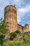 <center>Najac</center>Le château.À la fin du XIVe siècle, pendant dix ans, les Anglais occupent le territoire et son château, mais un soir, les Najacois réussissent à pénétrer dans le château par ruse, tuent la garnison anglaise et reprennent possession des lieux. Najac demeure jusqu'en 1370 le chef-lieu de l'importante sénéchaussée de Rouergue, s’étendant sur le territoire de six cantons actuels de l'Aveyron et de Tarn-et-Garonne, année où le siège du sénéchal est déplacé à Villefranche, Najac ne conservant qu'un viguier. Pendant les  guerres de Religion où calvinistes et catholiques s'entretuent, le château est occupé par le seigneur de Morlhon, un protestant. Mais cela dure peu : les catholiques, commandés par François de Buisson de Bournazel, entreprennent le siège du château et, au bout de quelques mois, les assiégés étant à bout de vivres et d'eau, le siège prend fin. Au cours de l'été 1643, le château de Najac est pris par les paysans révoltés lors de la jacquerie menée par Bernard Calmels, dit Lafourque. Cette révolte qui avait soulevé plus de 10 000 paysans, avait échoué devant Villefranche-de-Rouergue. Les troupes de Mazarin, menées par le comte de Noailles, gouverneur de Najac, reprennent le château. Bernard Calmels et deux de ses lieutenants, Ferrier, et le tisserand Mathieu Vergnes, sont arrêtés, condamnés et roués vifs en octobre 1643.