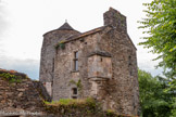 <center>Najac</center>Maison du Sénéchal. La fonction militaire de Najac était connue au Moyen-Age. Avant la création de Villefranche par Alphonse de Poitiers (début 13e siècle) , Najac était le siège de la sénéchaussée. Cette maison devait être celle où le sénéchal séjournait quand il était de passage à Najac. La maison est organisée en U, autour d'une cour intérieure, et flanquée d'une tour imposante contenant l'escalier à vis, dans l'angle sud-est de la cour. Les ailes Est et nord, beaucoup plus récentes, présentent un étage de galeries de bois couvertes de lauze.