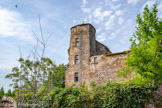 <center>Najac</center>Maison du Sénéchal. La tour est la partie la plus ancienne de la maison (14e siècle). Des traces d'arrachement montrent qu'elle se prolongeait autrefois par des corps de bâtiments aujourd'hui détruits. Cette tour donne accès dans l'aile sud à trois pièces superposées, plus cave et grenier. Ce corps de bâtiment est contemporain de la tour.