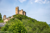 <center>Najac</center>Le château. Situé sur un promontoire rocheux dans un méandre de l’Aveyron, le castrum, ou bourg castral, se développe dès la fin du XIème siècle. Un village s'établit autour d'un premier château, constitué à l'origine d'une simple tour carrée encore visible aujourd'hui, relevant de l’autorité des comtes de Toulouse.
En 1249, la mort de Raymond VII, Comte de Toulouse, et le mariage de sa fille unique, Jeanne, avec Alphonse de Poitiers, frère du roi de France Louis IX entraîne des changements importants : outre l'extension du village (avec la bastide) et la construction de l'église St-Jean, le château est considérablement agrandi par l'adjonction de tours circulaires dont un immense donjon, affirmant ainsi sa vocation de forteresse militaire, dans un style importé du Nord de la France.