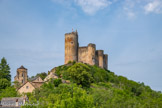 <center>Najac</center>Le château.. En 1249, la mort de Raymond VII, Comte de Toulouse, et le mariage de sa fille unique, Jeanne, avec Alphonse de Poitiers, frère du roi de France Louis IX entraîne des changements importants : outre l'extension du village (avec la bastide) et la construction de l'église St-Jean, le château est considérablement agrandi par l'adjonction de tours circulaires dont un immense donjon, affirmant ainsi sa vocation de forteresse militaire, dans un style importé du Nord de la France.