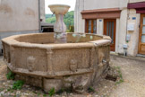 <center>Najac</center>La fontaine publique des Consuls, datée de 1350, est constituée d'une cuve octogonale creusée dans un seul monolithe de granit de plus de 2 m de diamètre. Elle est aussi appelée fontaine du Bourguet. Une dédicace en latin rappelle la date de sa construction et les noms des consuls qui en furent les commanditaires.