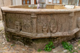 <center>Najac</center>Cuve monolithe de 2, 50m de diamètre, au centre de laquelle est déposée une vasque sur un piédouche plus moderne. La cuve est polygonale. Les arêtes sont décorées de petits pilastres, et le centre de chaque face contient une tête qui, autrefois, rejetait l'eau. Tout autour est sculpté en relief une inscription en caractères gothiques, aujourd'hui illisible.