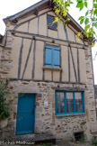 <center>Najac</center>Maison à un étage surmonté par un étage de comble. Un étage de soubassement permet de racheter la déclivité du terrain naturel. Le rez-de-chaussée ouvre sur l'espace public par une porte à linteau droit remaniée accostée d'une large ouverture remaniée qui correspondait peut-être à l'emplacement d'une boutique. L'élévation principale révèle la présence d'un pan de bois à grille avec deux décharges formant le mur de façade à l'étage et au niveau de comble (mur pignon) Une fenêtre est aménagée au centre du pan de bois sur les deux niveaux. Le piédroit chanfreiné réutilisé dans la large baie du rez-de-chaussée se rattachent à un premier état de l'édifice qu’il est possible de dater de l'extrême fin du 15e siècle ou du premier tiers du 16e siècle. La maison est en grande partie reconstruite à la fin du 18e siècle..