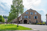 <center>Najac</center>Au sud, les maisons en pierre et a pan de bois, alignées, se prolongent par des couverts sous lesquels étaient abritées les marchandises, au-devant des commerces.