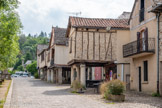 <center>Najac</center>Maisons à pan de bois au-dessus du passage couvert.