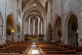 <center>Villefranche-de-Rouergue </center>La Collégiale Notre-Dame. La nef, divisée en quatre travées des XIVe et XVe siècles, est flanquée de chapelles construites entre les contreforts. Une travée un peu plus grande, avec des chapelles polygonales, forme le transept. La première travée du chœur date de la fin du XIVe siècle tandis que l'abside pentagonale est un plus tardive. Elle est commencée dès 1260 mais n'est terminée que vers 1340 et les voûtes sont de la première moitié du XVe siècle.