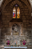 <center>Villefranche-de-Rouergue </center>La Collégiale Notre-Dame. Deuxième chapelle de gauche. Dans la niche, une pietà. Sur l'autel, les outils de la Passion. Vitrail : la Viege au sept douleurs et la Crucifixion.