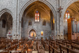 <center>Villefranche-de-Rouergue </center>La Collégiale Notre-Dame. Troisième chapelle de gauche. A droite (invisible), tableau : saint Antoine-de-Padoue. 17e siècle. Ecole espagnole. A droite, dans le paysage, on apercoit l'ancienne église des Capucins de Villefranche d'où provient ce tableau. Dans la niche, statue de saint Antoine de Padoue.