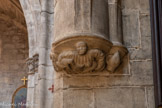 <center>Villefranche-de-Rouergue </center>La Collégiale Notre-Dame. Un homme tient sous ses bras deux singes.