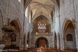 <center>Villefranche-de-Rouergue </center>La Collégiale Notre-Dame. A gauche, Tableau, cadre : saint Roch. 17e siècle. La forme du cadre laisse supposer qu'il s'agit de la toile centrale d'un retable ancien : peut-être s'agit-il de la toile signalée dans les visites pastorales de 1634 et 1721 comme étant justement au retable de la chapelle Saint-Roch ? Il y a eu des épidémies de peste particulièrement violentes en 1628-1630.