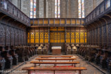 <center>Villefranche-de-Rouergue </center>La Collégiale Notre-Dame. En 1473, les chanoines commandent à André Sulpice, huchier venant de Marvejols et originaire de Bourges, les stalles du chœur liturgique. Elles ont été mises en place dans la collégiale en 1496. Le 25 novembre 1561, Raymond Gautier, sieur de Savignac, et un groupe de protestants se sont emparés de la collégiale et l'ont pillée. Des catholiques se sont réfugiés dans le clocher. Les stalles sont endommagées, les statuettes des stalles basses sont détruites. À l'annonce de l'arrivée d'une troupe envoyée par le cardinal Georges d'Armagnac, ils quittent la ville. En 1750, Joseph de Lavigne, prévôt du chapitre, fait mettre les stalles à leur positionnement actuel.