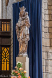 <center>Villefranche-de-Rouergue </center>La Collégiale Notre-Dame. Vierge à l'Enfant. Statue de bois recouverte de feuilles d'argent. Style gothique. 1890. Restauration en 1988 par Ulysse Lacombe (12, La Loubière).