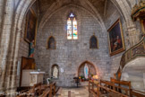 <center>Villefranche-de-Rouergue </center>La Collégiale Notre-Dame. Chapelle du sacré cœur de Jésus. Dans la niche, à droite, la vierge de Lourdes. A gauche, la statue d'Emilie avec 2 enfants.