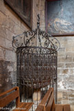 <center>Villefranche-de-Rouergue </center>La Collégiale Notre-Dame. Clôture des fonts baptismaux. Grille en fer forgé avec motifs en fonte. 1ère moitié 19e siècle.