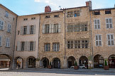 <center>Villefranche-de-Rouergue </center>Maison Armand. La façade de cette maison est composée de deux travées reposant sur deux arcades plein cintre. Cette façade date de la fin du XVe siècle. Ce premier corps de bâtiment est suivi d'une cour donnant sur un second corps de bâtiment datant du début du XVIe siècle.