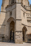 <center>Villefranche-de-Rouergue </center>La Collégiale Notre-Dame. On accède à la Collégiale par un porche surprenant qui supporte le clocher haut de 56m, enjambant la rue au moyen d'un arc brisé et mouluré. Au second étage court une galerie de style flamboyant, sur les 4 façades. La construction de ce type de clocher-porche est assez singulière dans l’Aveyron. Tel un symbole, il traduit le pouvoir de l’Eglise au coeur de la société médiévale. L'énorme clocher-porche du XVe siècle sert de narthex à l'église. Le clocher renferme un carillon qui, de 7 cloches en 1819, est passé à 32 cloches en 1936... 1940.