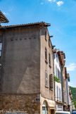 <center>Villefranche-de-Rouergue </center>La révolte des Croquants.
Los Crocants de Vilafranca.
A l’angle de la place et de la rue du Consulat se trouvait la maison de Jean Petit.
Au début du XVIIe siècle, des conditions climatiques sévères engendrent une grave crise économique. La famine et la maladie déciment la paysannerie. En 1643, une insurrection populaire (révolte dès Croquants) se développe alors dans les campagnes du Rouergue. Les révoltés menés par Bernard Calmels, dit Lafourque investissent Marcillac, la révolte s'étend, ils sont 1 200 ensuite à se rendre à Villefranche-de-Rouergue. Dirigés par le chirurgien Jean Petit et le maçon-aubergiste Guillaume Bras, ils contraignent l'intendant de Charreton à signer deux ordonnances, l'une donnant décharge des tailles de l'année pour tout le Rouergue, l'autre les ramenant au taux de 1618.