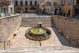 <center>Villefranche-de-Rouergue </center>Fontaine du Griffoul.
Lo Grifol.
La fontaine, édifiée en 1336 par les consuls de la ville, se compose d’une cuve monolithe de calcaire ornée de personnages. Alimentée par une source, la fontaine permettait aux femmes, aux domestiques et aux porteurs d’eau de venir s’approvisionner.
On imagine combien ce lieu, autrefois populaire et bruyant, permettait de propager les nouvelles et les rumeurs...