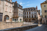 <center>Villefranche-de-Rouergue </center>L’alignement des façades se fait sur celui de la rue. Les constructions s’élèvent tout en verticalité. Au sein des maisons, les étages seront occupés par des populations de classe sociale différentes : les premiers étages par les bourgeois ou les artisanats et les gens moins aisés vivent dans étages les plus élevés. Les rez-de-chaussée des maisons des rues commerçantes offrent de belles devantures en bois anciennes. Sous les maisons à étage, les caves, dont certaines sont voûtées, empiètent parfois sous la rue. Les intérieurs de nombreuses maisons du centre-ville conservent de très beaux éléments d’architectures tels que de belles cheminées Renaissance, des plafonds à la française ou encore des escaliers datant des XVIème, XVIIème et XVIIIème siècles. Certaines maisons comportent également des cours intérieures ou des loggias.