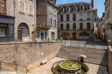 <center>Villefranche-de-Rouergue </center>Fontaine du Griffoul.
A côté se situait le Mazel, un bâtiment dans lequel, au XVe siècle, se regroupaient les bouchers de la ville. Ceux qui ne tenaient pas bonne viande ou qui vendaient pendant le Carême risquaient Au centre, le musée Urbain Cabrol, aménagé dans une demeure du XVIIIe siècle, abrite des collections d’objets (archéologie, art tribal, art religieux, art populaire), du mobilier et des peintures.