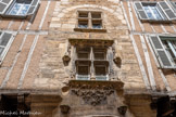 <center>Villefranche-de-Rouergue </center>Maison Gaubert. Sous la fenêtre, des grappes de raisin évoquent l'opulence du foyer. De chaque côté, des niches accueillaient les statues protectrices de saints patrons. Comme celle de la maison Combettes, la tour est un élément fonctionnel et ostentatoire qui matérialise le statut social de ses occupants. Elle reproduit symboliquement le schéma constructif du donjon qui domine verticalement le château fort.