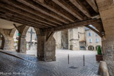 <center>Villefranche-de-Rouergue </center>La place Notre Dame. Lieu de rencontres et poumon de la ville, la belle place Notre-Dame occupait jadis le centre de la ville et était préservé pour les échanges commerciaux. Tout autour, les arcades construites dès 1276, forment des couverts qui protégeaient, entre autres, les marchandises des intempéries. Une halle s’y trouvait également sous laquelle biens et marchandises étaient pesés, avant d’être taxés par un représentant consulaire.