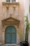 <center>Villefranche-de-Rouergue </center>L’hôtel particulier, organisé autour d’une cour qui desservait son magasin, lui permettait de recevoir sa famille et ses amis, d’impressionner ses collègues et meilleurs clients.