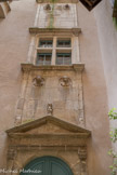 <center>Villefranche-de-Rouergue </center>La façade sud, qu'ornent les bustes du propriétaire et de son épouse, ouvre sur le large escalier supporté par des colonnes antiques.