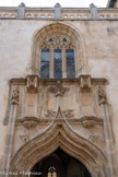 <center>Villefranche-de-Rouergue </center>Ancienne chapelle Saint-Jacques. La chapelle, qui devint le siège de la confrérie du Bienheureux sainct Jacques en 1493, permettait aux jacquets de prier et sans doute de vénérer des reliques. Un hôpital, mentionné dès 1330, qui flanquait la chapelle et qui sera transformé en Hôtel de Charité au XVIIIe siècle, leur offrait l’hospitalité. Les pèlerins les plus modestes, après avoir fait valider leur credencial, y trouvaient le couvert et le gîte pendant une nuit. Les autres séjournaient dans les auberges de la ville, avant de poursuivre leur longue route vers Moissac ou Najac et Toulouse.