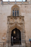 <center>Villefranche-de-Rouergue </center>Ancienne chapelle Saint-Jacques.
Anciana capèla Sant-Jacme XVe siècle. La chapelle, dont la façade de style gothique flamboyant a été récemment restaurée et dont la porte conserve ses vantaux de bois ornés d’un décor à plis de serviette, est l’un des rares témoignages jacquaires bâtis conservés dans la France méridionale. L’édifice, contemporain de la Chartreuse Saint-Sauveur, fut construit en 1455à l’imitative des Consuls de la ville afin d’accueillir les pèlerins qui se rendaient à Saint-Jacques de Compostelle ou en revenaient. Villefranche était en effet, dès le XIVe siècle et comme Villeneuve-d’Aveyron, une halte sur la route du Puy (via Podiensis) qui passait par Conques. Nul doute que la bastide royale, dont l’activité commerciale était florissante et qui était alors le siège de la sénéchaussée du Rouergue, exerçait une attraction déterminante auprès des pèlerins et des autres voyageurs.