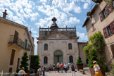 <center>Villefranche-de-Rouergue </center>Ancienne chapelle des Pénitents noirs. Le 19 juin 1664, les pénitents noirs laissèrent la chapelle Saint-Jacques aux pèlerins et continuèrent leurs exercices de dévotion dans leur chapelle dédiée à la Sainte Croix, ayant décidé d'en faire terminer la construction des dômes et de la couverture par l'architecte Foulé. En 1701, le plafond en bois est décoré de peintures, signées Guy, exaltant le culte de la Vraie Croix. Puis, en 1709, est commencé le retable en bois doré sur lequel est sculpté différentes scènes de la Passion du Christ, terminé en 1725. Au milieu du XVIIIe siècle, la confrérie va faire modifier la façade en lui ajoutant le fronton circulaire et la balustrade. La décoration intérieure est reprise en recouvrant les murs de peintures imitant le marbre.