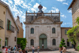 <center>Villefranche-de-Rouergue </center>Ancienne chapelle des Pénitents noirs. Au lendemain des guerres de Religion, l’Eglise catholique tenta de réaffirmer sa place en incitant la création de confréries de Pénitents. En 1609, deux d’entre elles virent le jour à Villefranche-de-Rouergue : les Bleus, au bord de la rivière Aveyron, et les Noirs, sur la partie haute de la bastide. Les Pénitents étaient essentiellement des laïcs, hommes et femmes, soucieux de racheter leurs fautes en aidant ceux qui étaient dans le besoin : pauvres, malades, condamnés à mort, filles de joie… Le Vendredi Saint, ils déambulaient dans les rues de la cité, portant une robe et une cagoule noires et brandissant des étendards à la gloire de certains saints. Mise à mal au moment de la Révolution française, la confrérie reprit son activité en 1805 et ce jusqu’en 1905, date de la loi de Séparation des Eglises et de l’Etat. Les processions durèrent jusqu’au début des années 2010 et le projet d’une reprise est aujourd’hui envisagé.