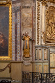 <center>Villefranche-de-Rouergue </center>Ancienne chapelle des Pénitents noirs. Statue : Saint François de Sales. Bois : taillé, peint (polychrome), doré, argenté. Le saint patron de la chapelle est représenté en prêtre, vêtu d'un surplis doré et d'une mozette argentée. Cette statue en bois datant de la première moitié du 18e siècle est une ronde bosse. Au dessus de la niche est peint un visage humain. Saint François de Sales est connu pour son engagement à la fin du XVIème siècle contre la Réforme protestante et son exaltation du culte de la Croix.