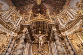 <center>Villefranche-de-Rouergue </center>Ancienne chapelle des Pénitents noirs. Le Christ en croix dans un baldaquin couvert d’une voûte à caissons semés d’étoiles et de têtes d'anges. Un second entablement couronne le retable, soutenu par six colonnes et surmonté d’une série de pots-à-feu et de pots-à-fleurs. Les quatre évangélistes et deux anges encadrent la Trinité : le Christ ressuscité est accueilli par Dieu le Père sous la protection de la colombe du Saint-Esprit.