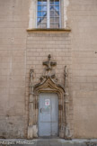 <center>La chartreuse Saint-Sauveur.</center>Une porte d'entrée flamboyante existe face à l'entrée de la chapelle qui permettait l'accès au logement du prieur.