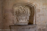 <center>La chartreuse Saint-Sauveur.</center>Le petit cloître. À l'entrée du réfectoire se trouve le lavabo, situé sous une arcade à cintre surbaissée creusée dans le mur, avec un tympan sculpté. Il est surmonté d'une sculpture très mutilée représentant le lavement des pieds (Jean 13,5-11). On peut voir au centre Jésus lavant le pied droit de Pierre. Derrière, les apôtres de part et d'autre. En partie basse de la fontaine, deux anges soutiennent un écu portant les trois lettres IHS entourées du M marial, avec de part et d'autre les blasons des donateurs. A gauche, celui de Vézian Valette (un chevron d'or, accompagné de 3 demi-vols d'argent). A droite, celui de Catherine Garnier (2 croix de Toulouse en position 1 et 4 , en 2 et 3, 2 levriers). L'eau s'échappait par deux gargouilles. Ce bas-relief est un des rares exemples de la sculpture villefranchoise du milieu du XVe siècle. Elle est sortie de l'atelier de Pierre Viguier qui avait pris la succession de Jacques Morel pour sculpter le portail sud de la cathédrale de Rodez.