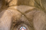 <center>La chartreuse Saint-Sauveur.</center>Le vestibule. Situé entre l’église et la salle capitulaire, le vestibule permet à la communauté de rejoindre en procession le chœur, depuis le grand cloître, puis le petit cloitre sans pénétrer dans la salle capitulaire. De dimensions réduites (7m x 3m60), le vestibule est constitué de deux travées voûtées d’ogives, portant en leur clé les armes de Vésian Valette et de son épouse. Un élégant amortissement des retombées d'arc se perd tout en finesse dans les parois latérales sans usage de culots.