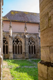 <center>La chartreuse Saint-Sauveur.</center>Le petit cloître. Appelé « Galilée » dans la tradition cartusienne, le petit cloître constitue le centre d'articulation de la vie communautaire des chartreux entre l'église, la salle capitulaire, le réfectoire et la liaison avec le grand cloître. Il est bâti de 1458 à 1460.